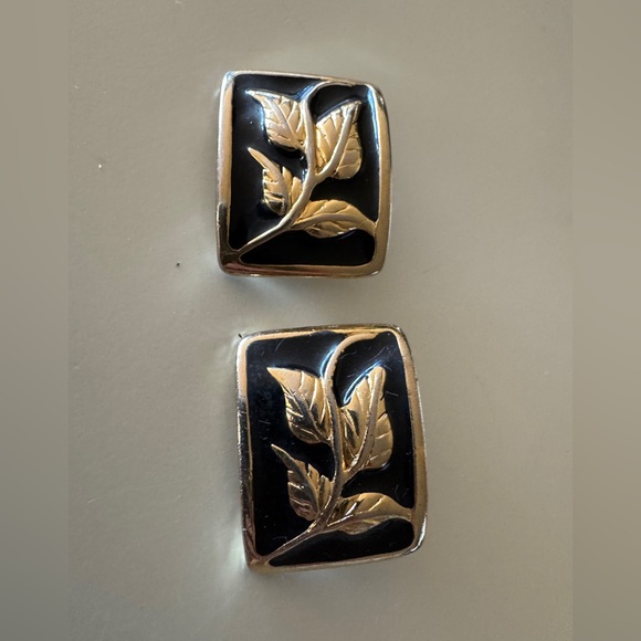 Vintage Gold Tone Leaf and Black Enamel Mid Century Vibe Clip On Earrings - Picture 3 of 9